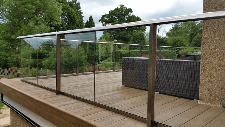 Glass rails harus dibersihkan dengan rutin. (Foto: balconette.co.uk)
