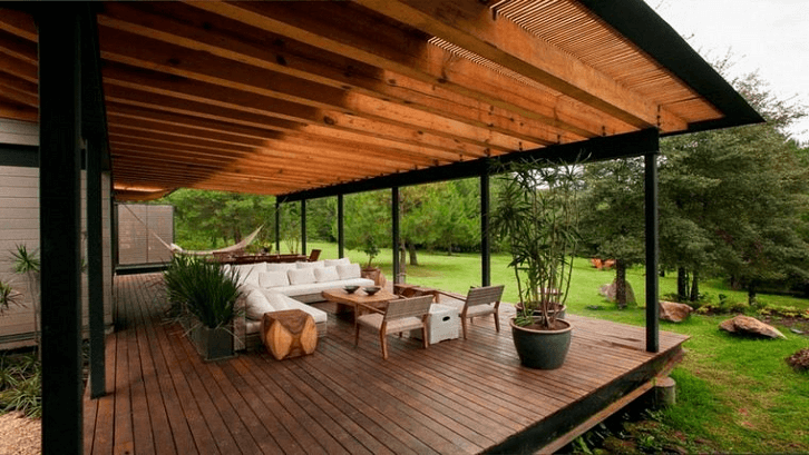 Teras rumah minimalis aksen kayu bekas. (Foto: Spicy Boy Art Decor)