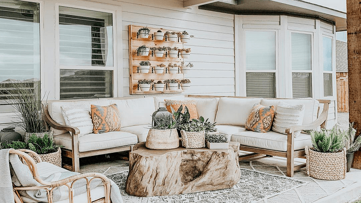 Teras rumah gaya rustic. (Foto: greenweddingshoes.com)