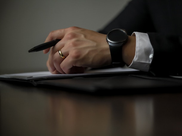 Pembuatan surat perjanjian kesepakatan harus dibuat tanpa tekanan dari pihak manapun. (Foto: Pexels)