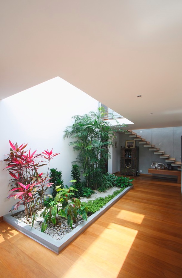 Ventilasi udara maksimal hadir dalam bentuk ruang terbuka di dalam rumah. (Foto: archdaily.com)