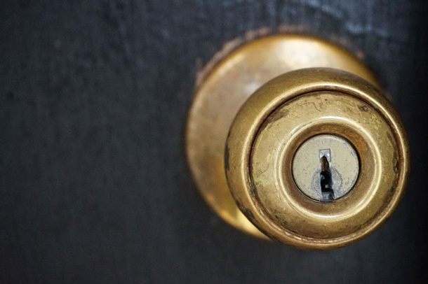 Umumnya, material handle pintu yang sering digunakan adalah dari kuningan atau besi. (Foto: Pixabay)
