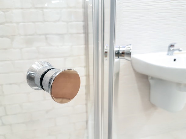 Handle pintu untuk pintu kaca bisa berupa kenop dorong atau kenop putar. (Foto: Pexels)