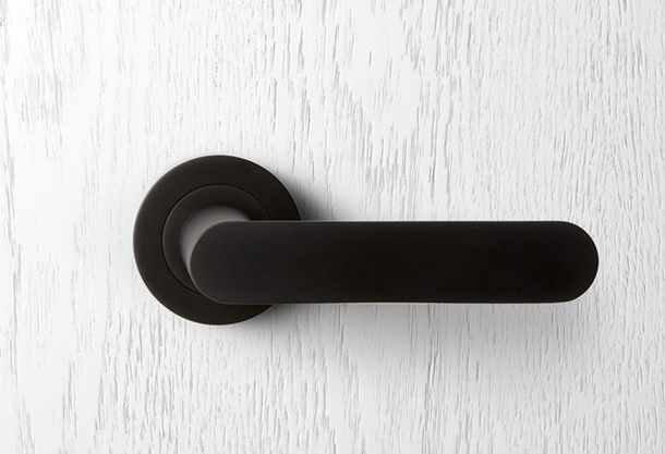 Pintu putih akan terlihat cantik berkat warna kontras dari handle pintu hitam. (Foto: pittella.com.au)