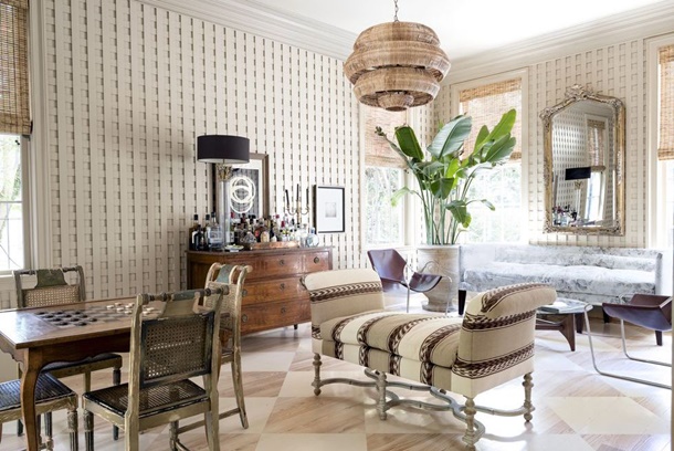 Pola anyaman pada dinding kayu dapat memberikan statement yang kuat pada dinding. (Foto: elledecor.com)