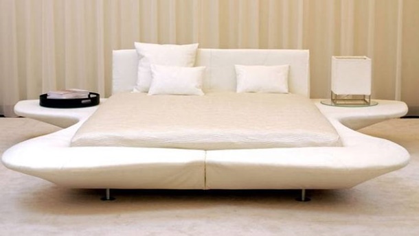 Tempat tidur minimalis dengan desain ini memiliki ukuran besar. (Foto: Furniturefashion.com)