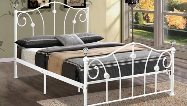 Tempat tidur minimalis ini terbuat dari stainless steel yang terkenal dengan kekokohannya. (Foto: Gbbedding.co.uk)