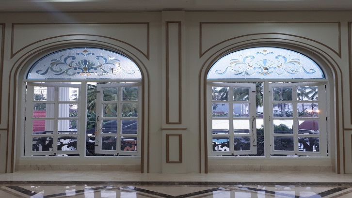 Mempunyai motif yang indah serta berbeda dengan kaca hias pada umumnya. Sumber: Partisi Aluminium