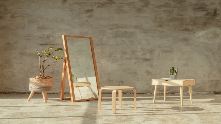 Kaca cermin ini dipakai untuk pelengkap furniture seperti lemari serta meja rias. Sumber: Pexels - Nugroho Wahyu