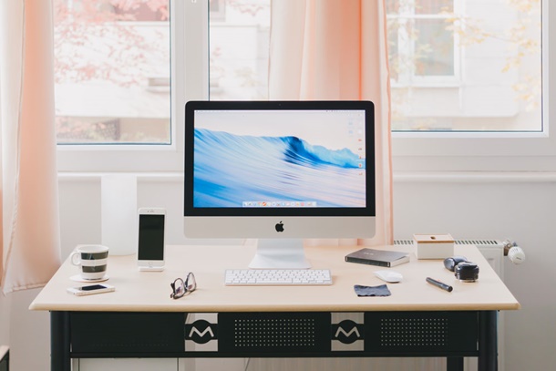Letakkan meja kerja minimalis Anda dekat jendela untuk hawa dan pandangan yang lebih sejuk. (Foto: Unsplash)