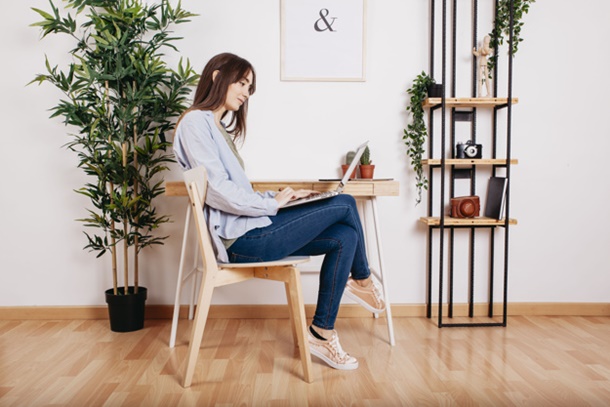 Meja kerja minimalis di rumah bisa berupa console table yang sederhana. (Foto: Freepik)