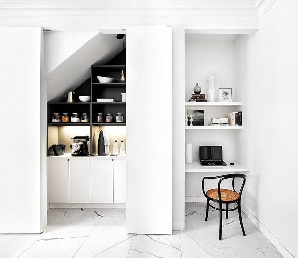Untuk memudahkan gerak, Anda bisa meletakkan meja kerja minimalis di dekat dapur atau tengah ruangan. (Foto: decoist.com)
