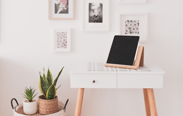 Standing desk dapat membantu Anda terhindar dari nyeri punggung. (Foto: pexels)