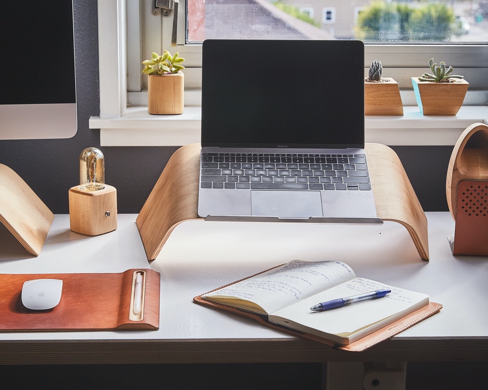 Meja kantor minimalis yang dapat digunakan bersama dapat mengurangi kejenuhan. (Foto: pexels)