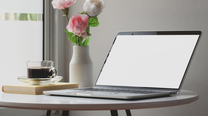 Bentuk meja bundar dapat membuat Anda merasakan suasana coffee shop. (Foto: pexels)