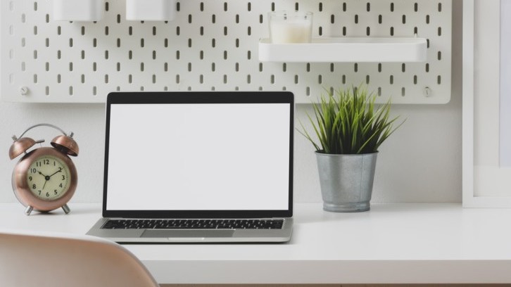 Penambahan rak dapat membantu penyusunan barang-barang terlihat lebih rapi. (Foto: pexels)