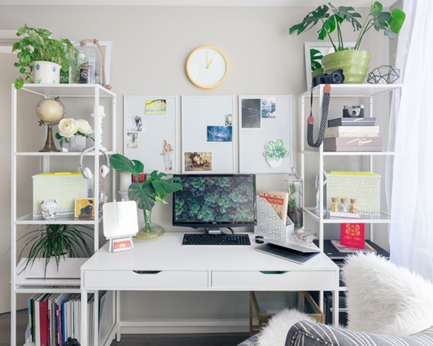 Segarkan mata dengan meja kerja minimalis yang dihiasi tanaman hijau. (Foto: Unsplash)