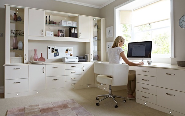Warna putih pada meja kerja minimalis juga bisa diselaraskan dengan kabinet dan kursi. (Foto: homesfeed.com)