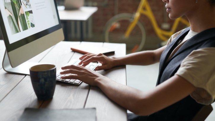 Harga meja kerja memiliki rentang harga yang bervariatif tergantung desain dan ukuran. (Sumber: Pexels.com)
