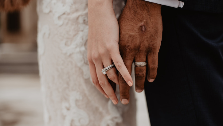 Menikah dan berpisah dari keluarga mengharuskan Anda untuk merubah isi dari Kartu Keluarga. (Foto: Pexels - Emma Bauso)