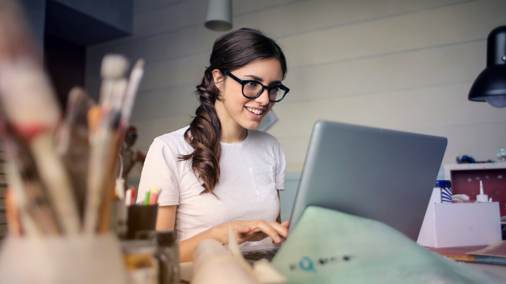 Laptop bisa dimanfaatkan untuk berbagai fungsi. (Foto: Pexels)