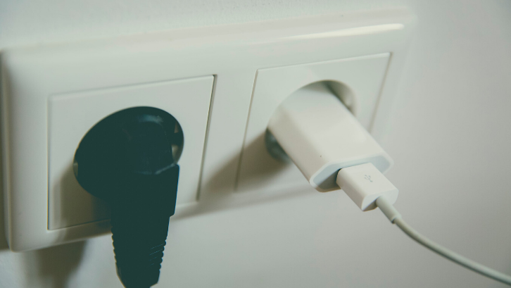 Perangkat elektronik yang tidak dimatikan merupakan penyumbang listrik terbesar di rumah. (Foto: Pexels)