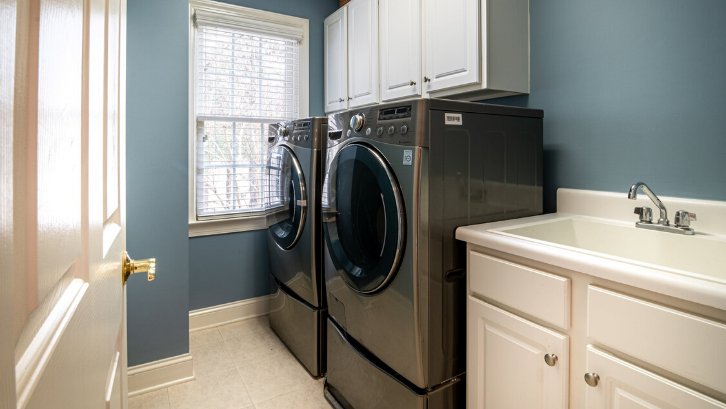 Mesin cuci adalah salah satu alat rumah tangga yang membutuhkan daya besar. (Foto: Pexels)