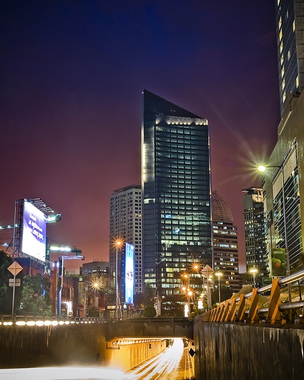 Gedung perkantoran ini cukup mencolok karena eksterior bangunannya yang menarik. (Foto: theenergy.co.id)