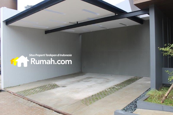 Desain lantai carport berbahan dasar rabat beton seperti yang diusung oleh townhouse Linea Haus, bisa Anda terapkan kembali di rumah.