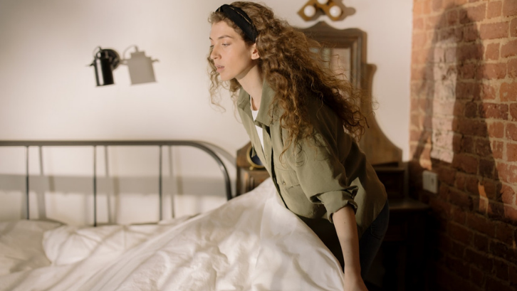 Petugas housekeeping memiliki peran yang bisa meningkatkan nilai dari sebuah penginapan. (Foto: Pexels - cottonbro)