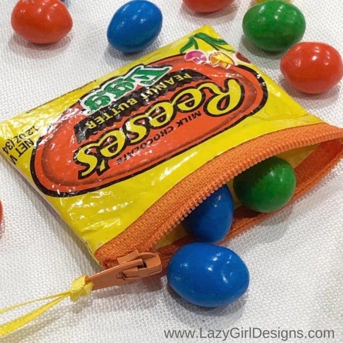 Tinggal dijahit dan tambahkan resleting, dompet koin dari bungkus makanan bekas siap digunakan. Sumber: lazygirldesigns.com