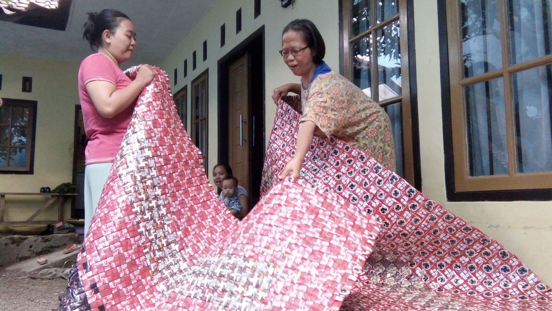 Umumnya, limbah plastik bungkus kopi dikreasikan menjadi tas, dompet, tempat tisu, bingkai foto, bahkan tikar ukuran besar. Sumber: Media Indonesia