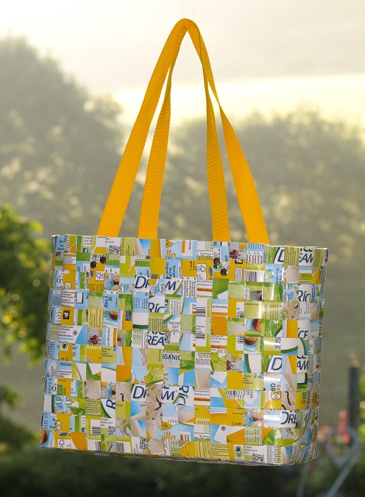 Harga tas cantik hasil kerajinan dari plastik bernilai jual tinggi lho. Sumber: Pixabay