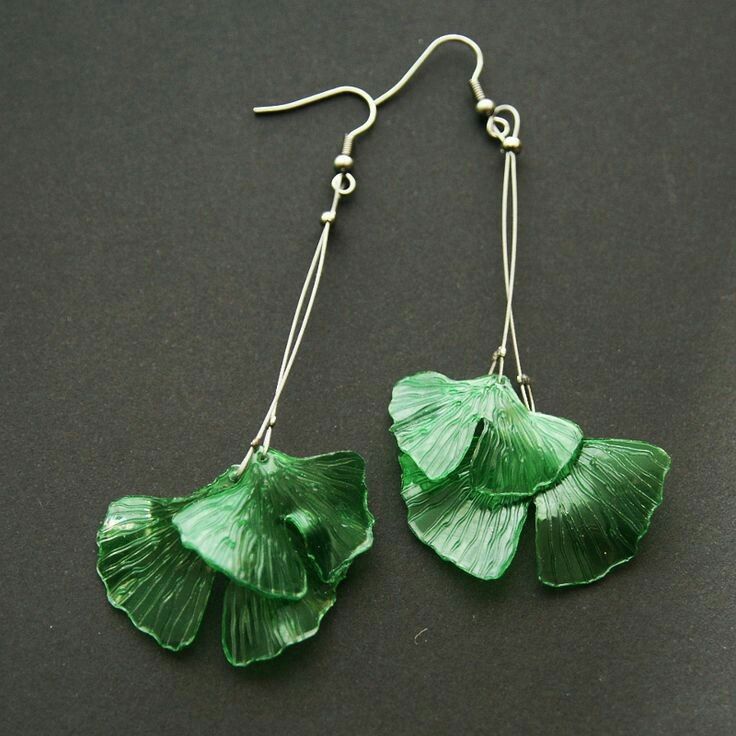 Siapa sangka, botol plastik bisa jadi bahan dasar pembuatan anting. Sumber: Pinterest