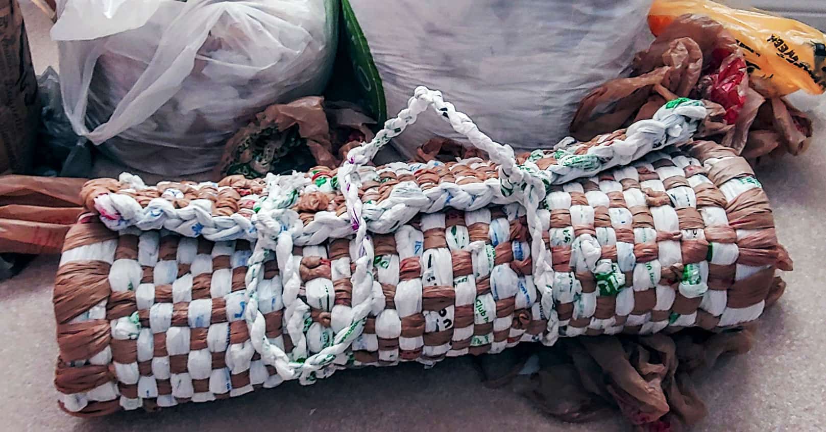 Mengubah plastik menjadi tikar yang cantik. Sumber: teylarachelbranton.com