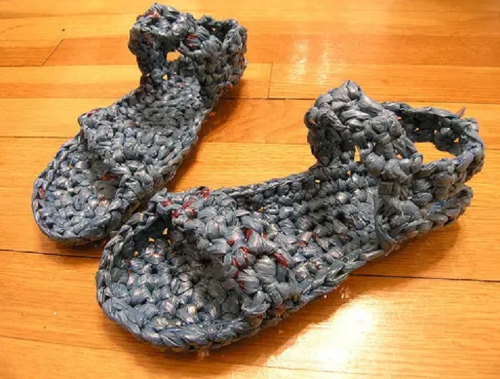 Sendal unik hasil kerajinan dari plastik. Sumber: Crafters.org