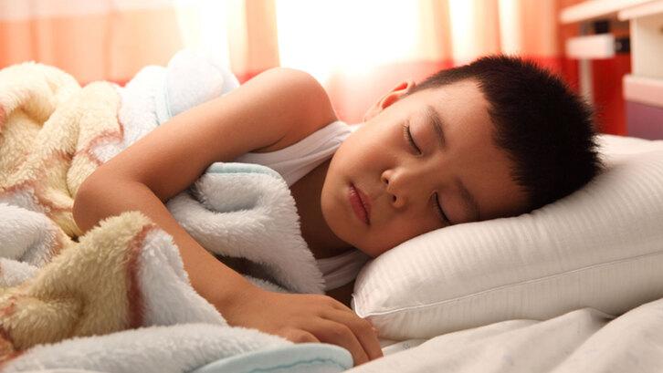 Contoh Tata Tertib di Rumah yang Bisa Diterapkan Ke Keluarga: Tidur Sesuai Jam Malam.