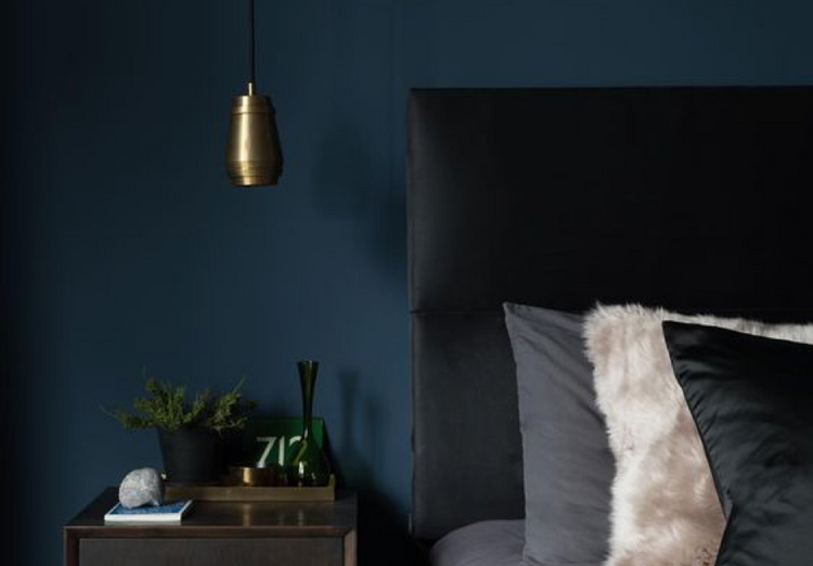 Warna biru gelap juga bisa menjadi pilihan cat kamar tidur yang menenangkan. Warna biru gelap juga bisa menjadi pilihan cat kamar tidur yang menenangkan.