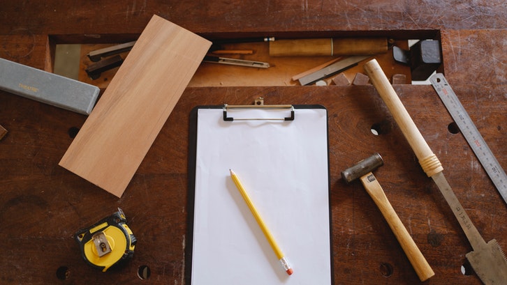 Ukuran standar papan kayu adalah 2400 mm x 1120 mm. (Foto: Pexels - Ono Kosuki) 