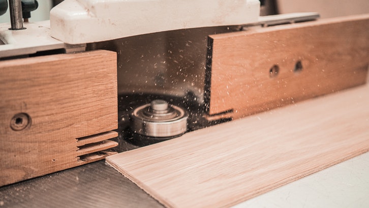 Blockboard merupakan salah satu jenis papan kayu. (Foto: Pexels - Cleyder Duque) 