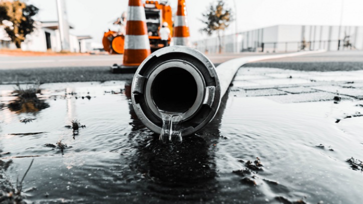 Ada beberapa kriteria yang membuat drainase bisa disebut drainase yang baik. (Foto: Freepik - wirestock)