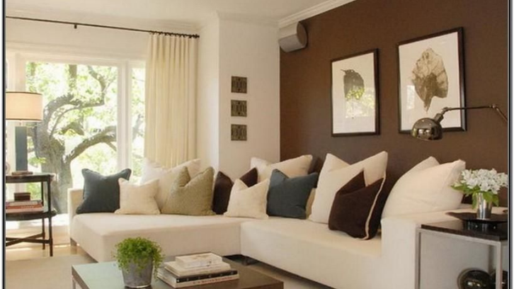 Ruang tamu bisa dibuat menarik dengan kombinasi warna broken white dan coklat. (Foto: Pinterest)