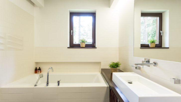 Hanya dengan sentuhan warna broken white, kamar mandi bisa terlihat elegan. (Foto: MYMOVE)