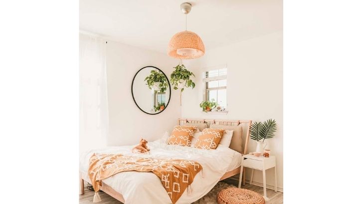 Desain kamar tidur minimalis aesthetic mampu memberikan efek menyenangkan saat berada di kamar. Foto: (Green Wedding Shoes)