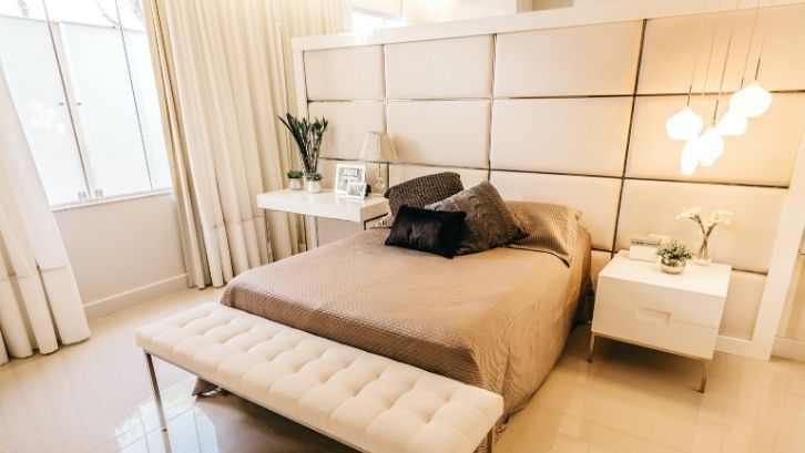 Tiga tips penting saat mendekorasi kamar minimalis. Foto: (Pexels - Jonathan Borba)