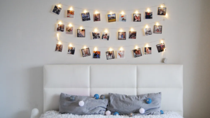 lampu kecil pada hiasan dinding membuat kamar makin aesthetic. (Foto: Luamaralstudio)