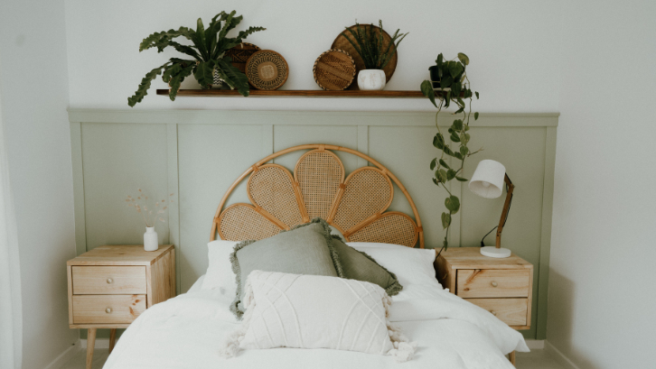 Dekorasi sederhana kamar dengan tema earthy. (Foto: Pexels - Taryn Elliott)