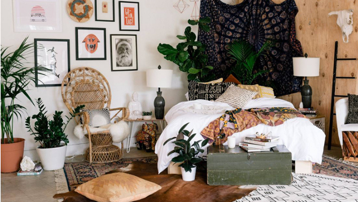 Kain dengan motif boho sebagai penghias dinding yang estetik. (Foto: Thegradengranny)