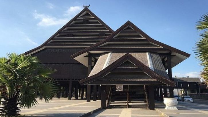 Rumah adat suku Makassar identik dengan rumah yang digunakan para bangsawan. (Foto: pariwisataindonesia.id)