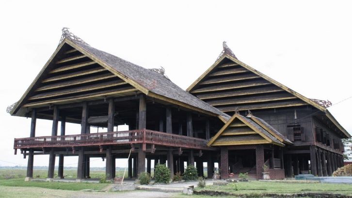 Rumah adat suku Bugis memiliki ciri khas berbentuk panggung. (Foto: borneochannel.com)